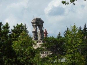 100_Lange_Berg_Denkmal_gezoomt_Bild H. Bluhm
